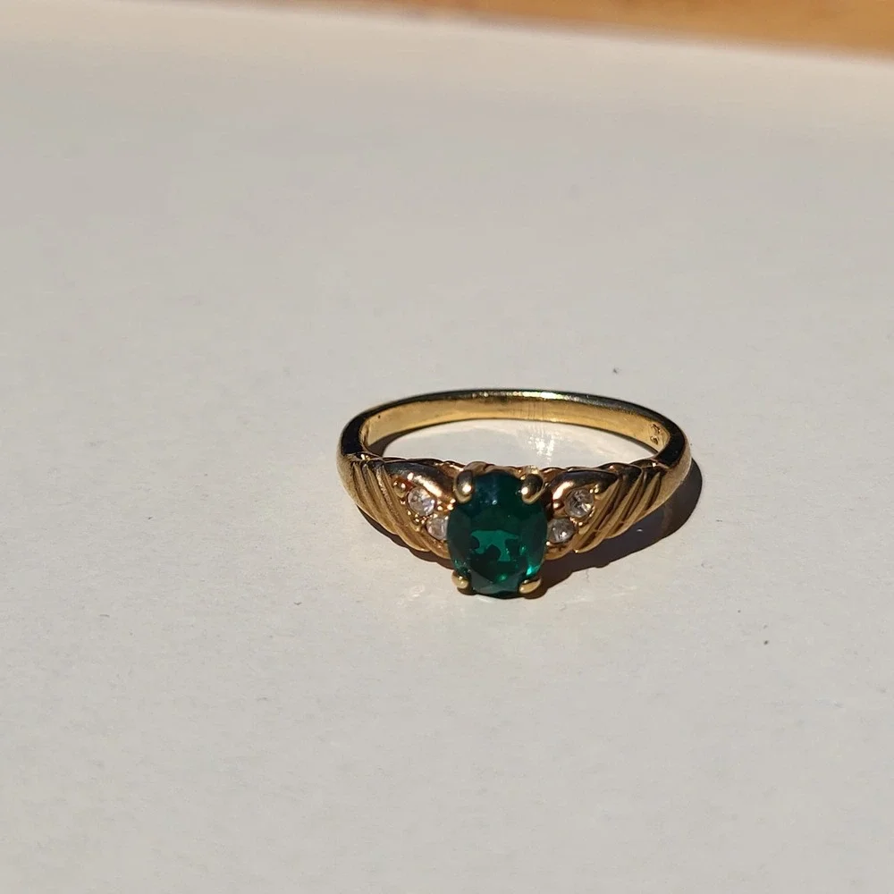 Gold Tone Green Stone Rhinestone Ring Size 9.5 Vintage Cocktail Jewelry - Picture 6 of 11